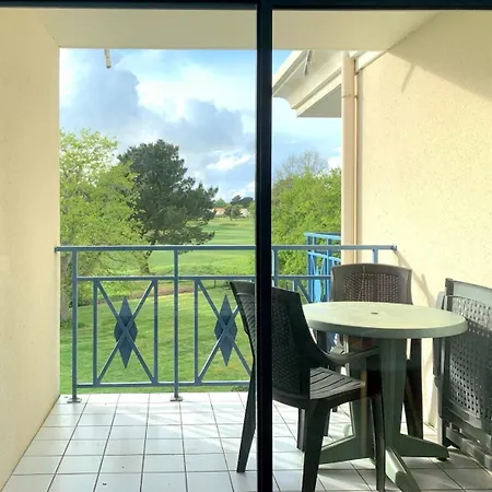 T2 Avec Balcon Face Au Golf Avec Piscine A Appartement